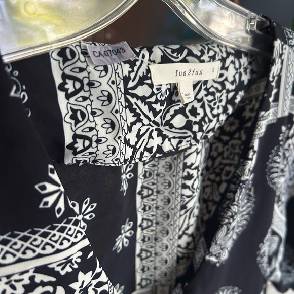Fun 2 Fun Black and White Patterned Blouse Small - Picture 10 of 16